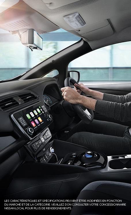 Nissan Leaf front interior French disclaimer