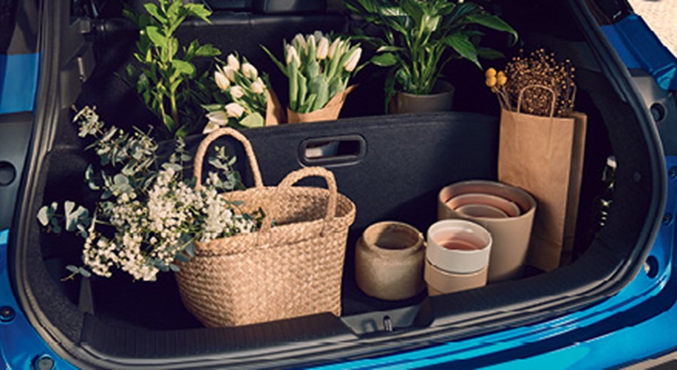 Qashqai open boot with flowers